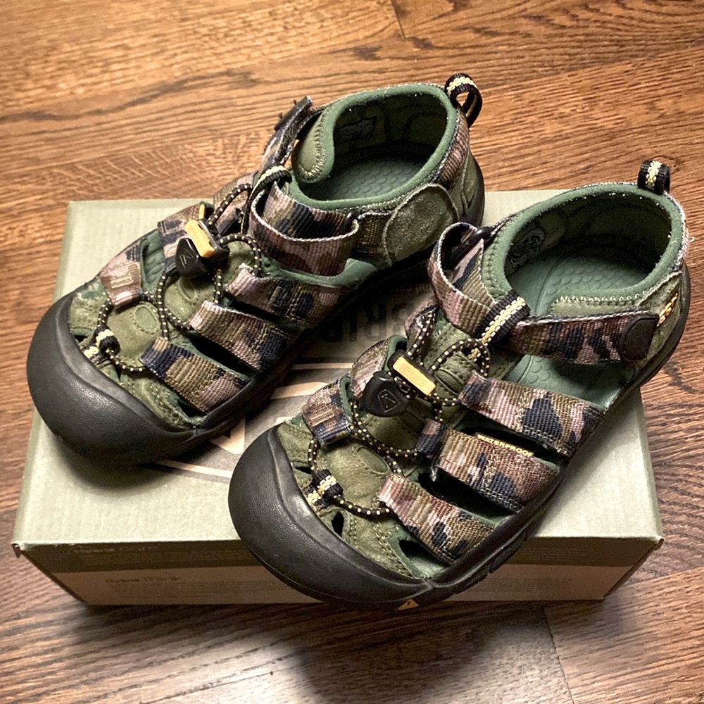 Keen Newport H2 sandals bronze green camo print EUC